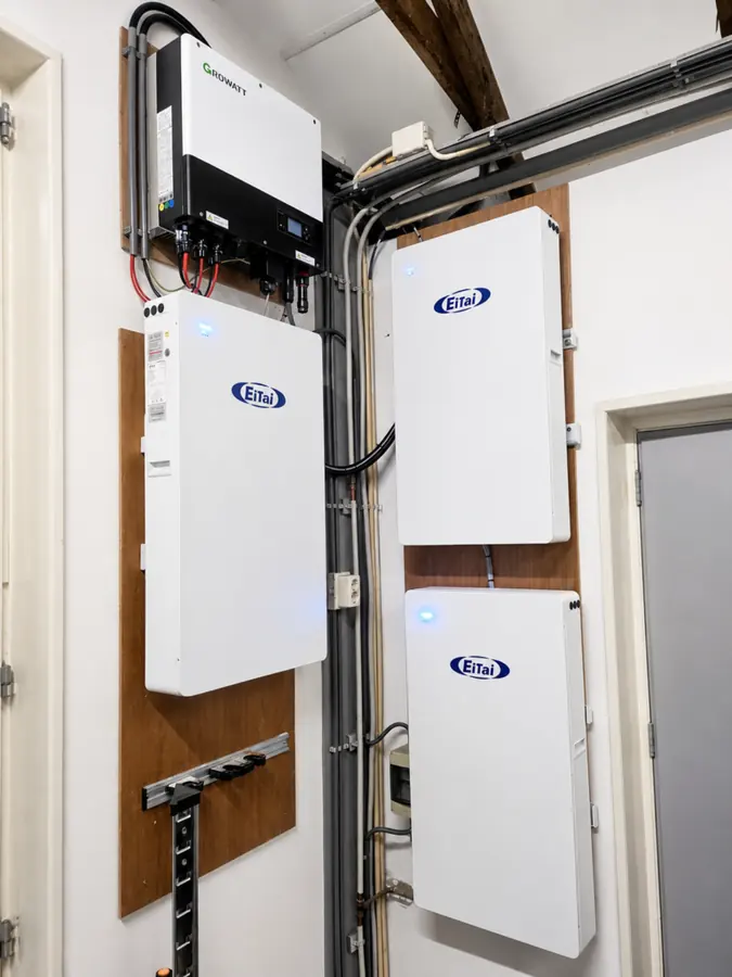 Drie thuisbatterijen aan de wand, geplaatst door DoeHetSolar