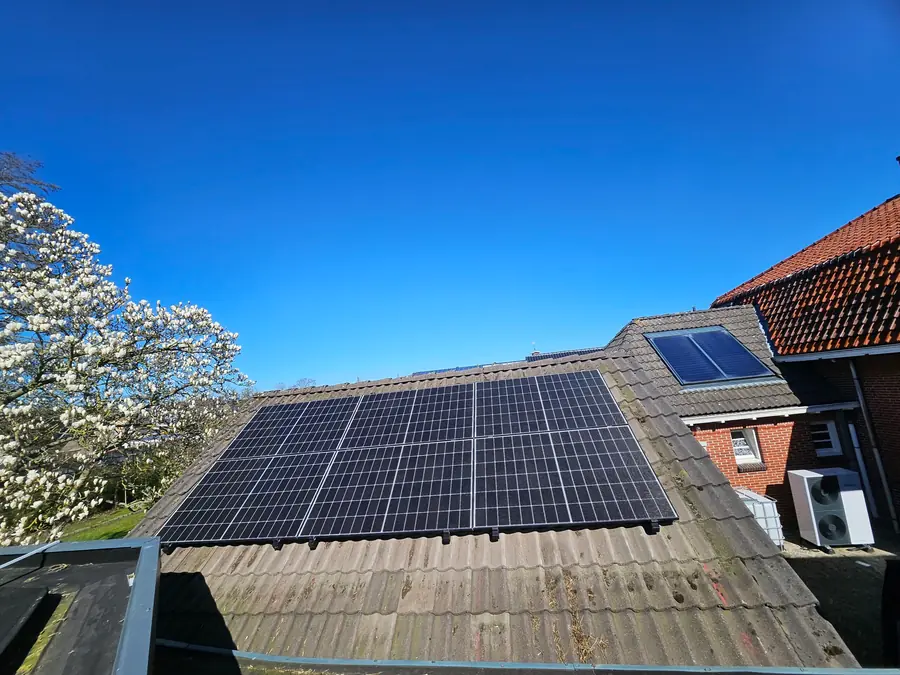 Zonnepanelen op een tussenwoning in Delfzijl