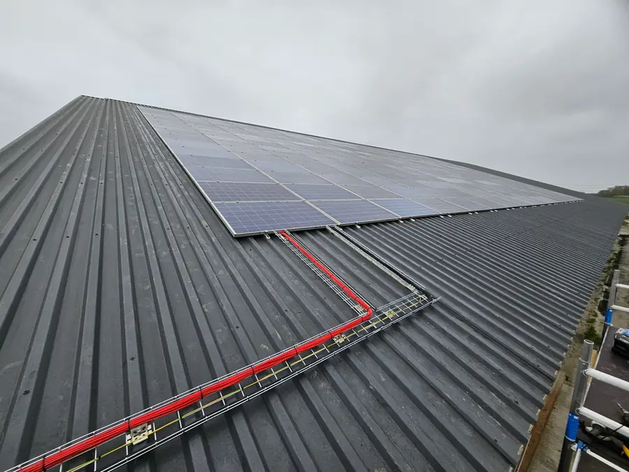 Zonnepanelen op een schuin dak in Uithuizen